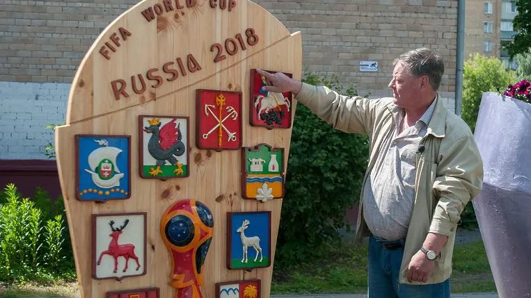 Житель Балашихи вырезал из дерева стелу к ЧМ‑2018