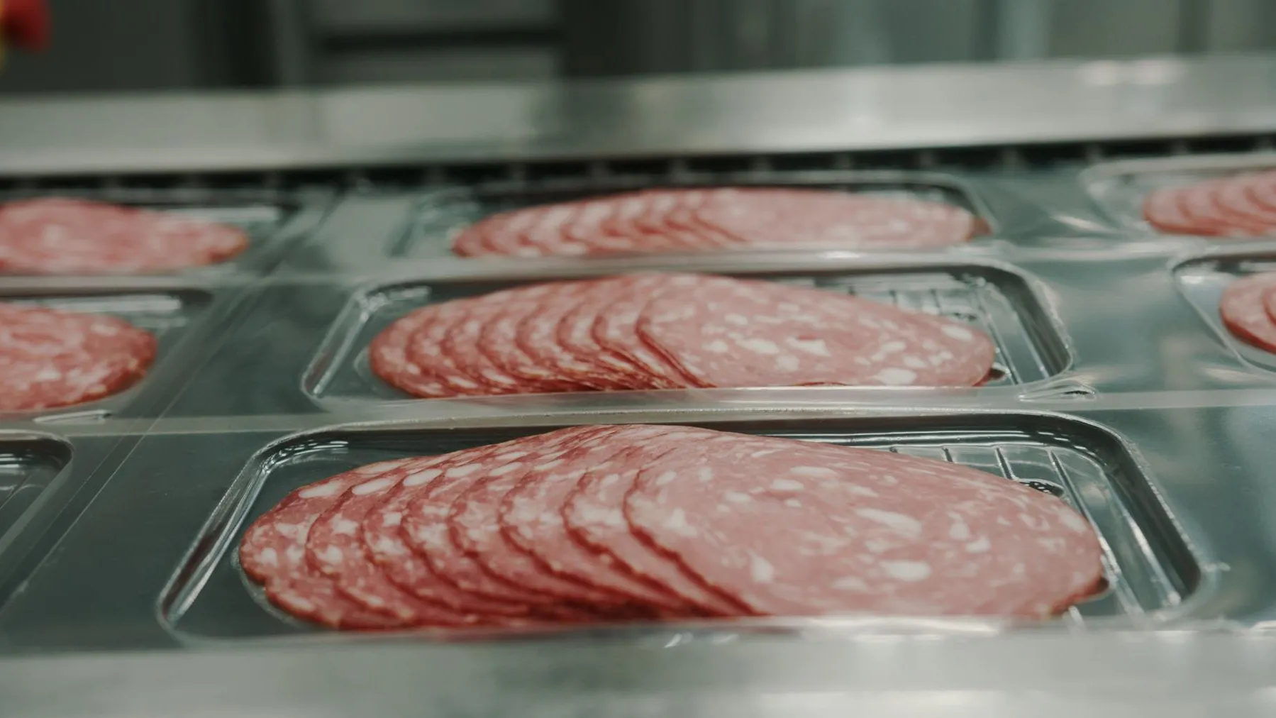 Подмосковный мясокомбинат увеличил объемы производства продукции в нарезке