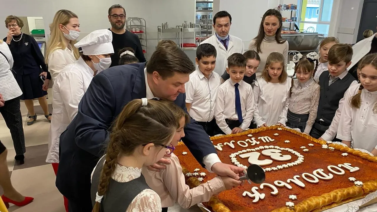 Пирог весом около 50 кг испекли к открытию новой школы в микрорайоне Кузнечики Подольска
