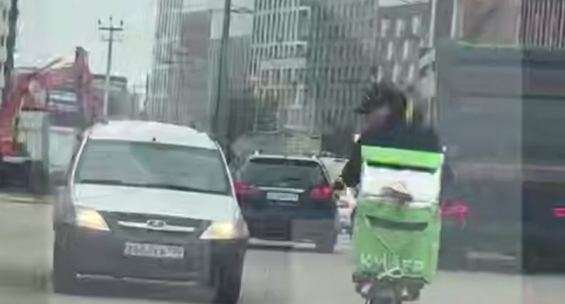 Курьер прокатил ребенка в термосумке по новостройкам Подмосковья