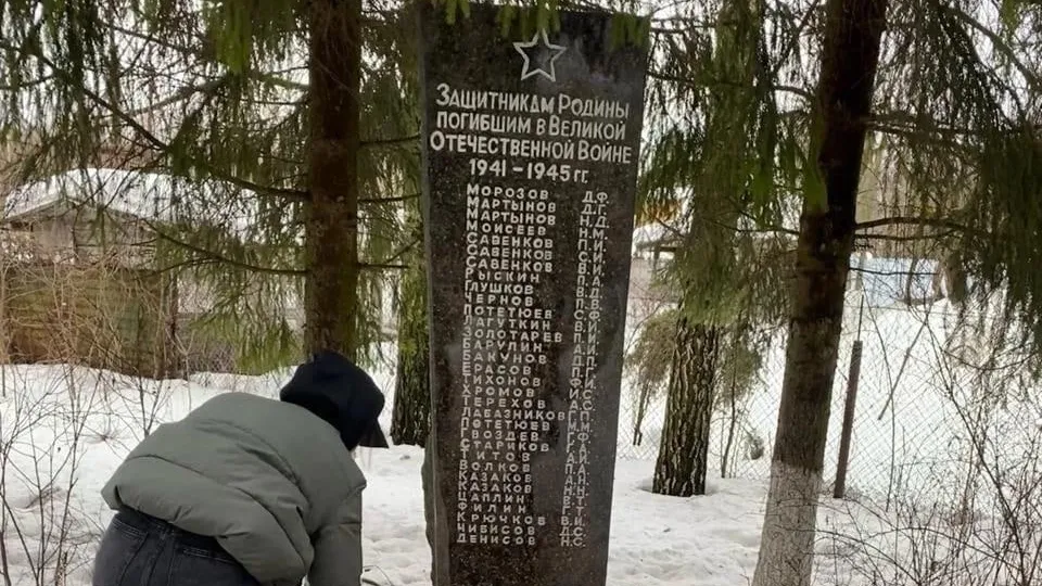 Волонтеры Подольска убрали территорию у памятника ко Дню защитника Отечества