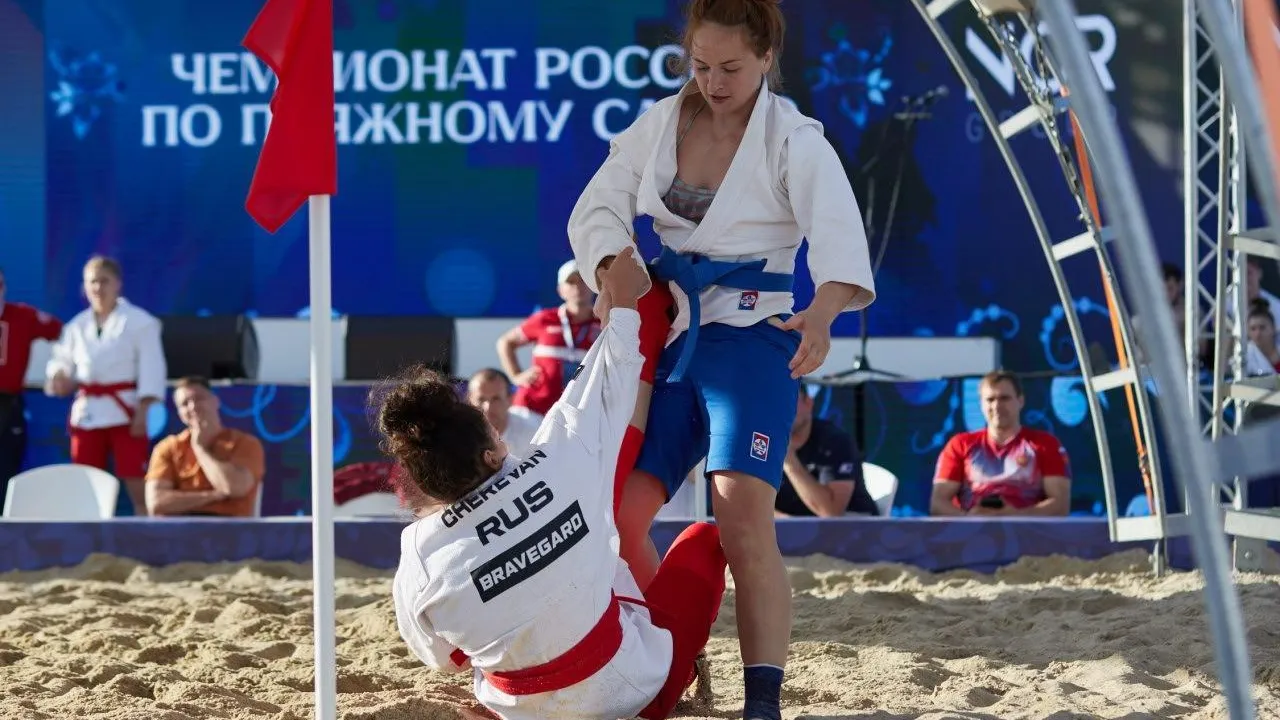 Подмосковные спортсменки завоевали золото и серебро чемпионата по пляжному самбо