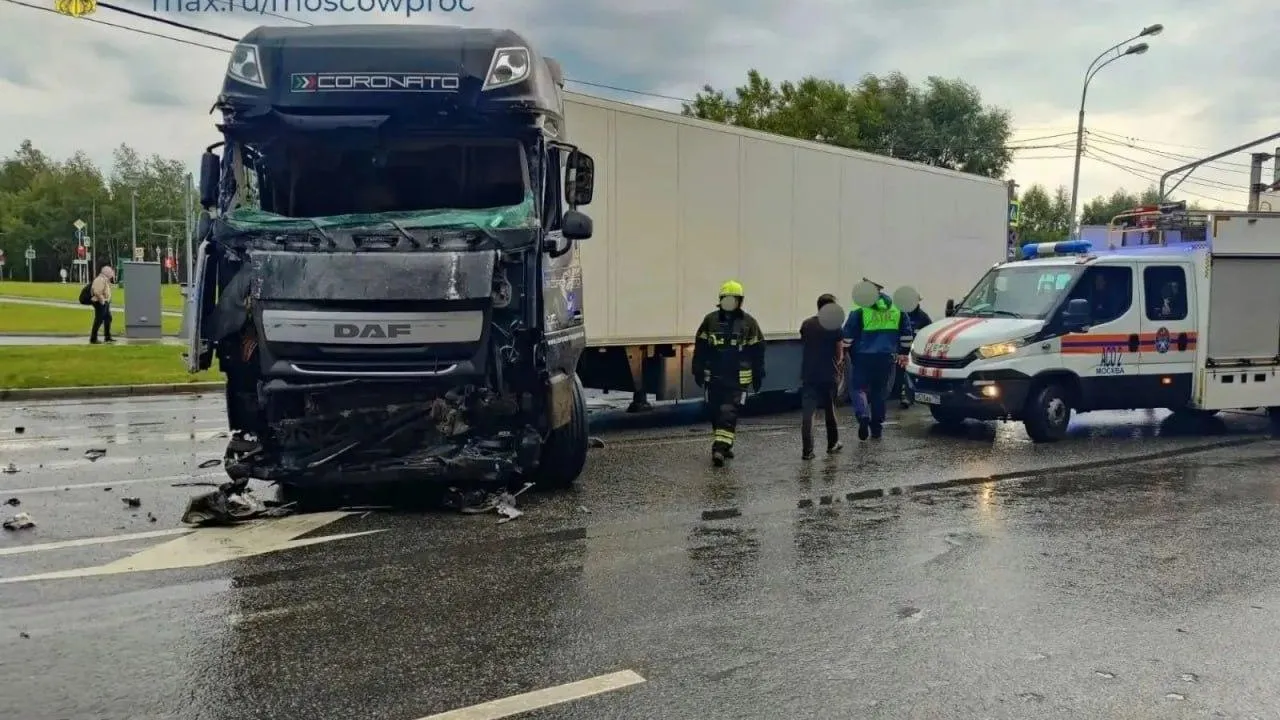 Автобус столкнулся с грузовиком на северо-востоке Москвы. Погиб пешеход
