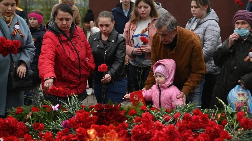 Цветы возложили к мемориалу «Аллея памяти» в Щелкове в День Победы