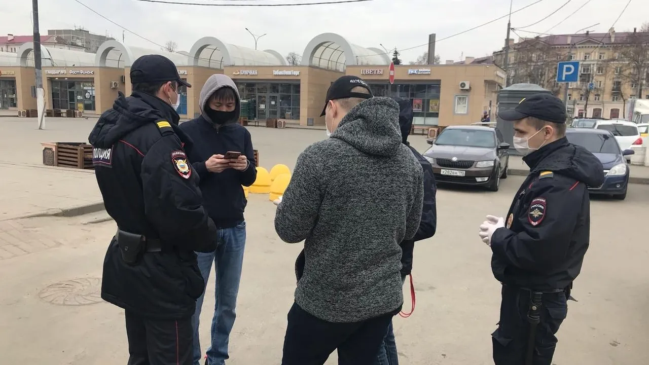 Полицейские Подольска призвали прохожих соблюдать режим самоизоляции