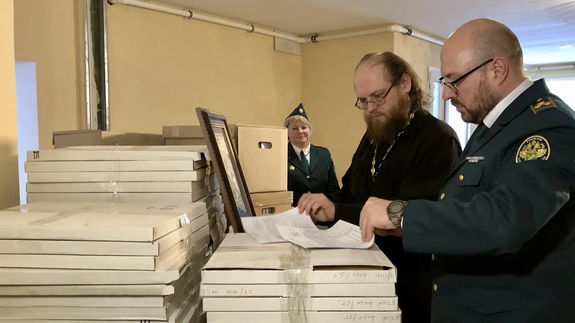 Сотрудники Московской областной таможни передали 965 икон в епархию Рязанской области