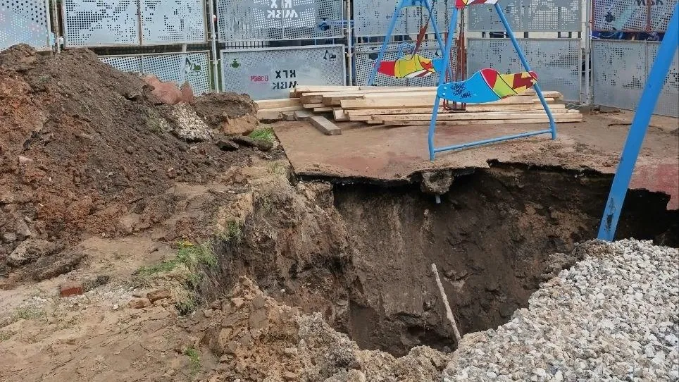 Качели провалились: водопроводная труба рванула под детской площадкой в Москве