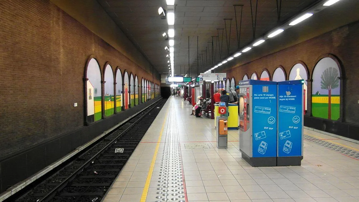 Стрельба у метро в Брюсселе, подозреваемые прячутся в тоннелях