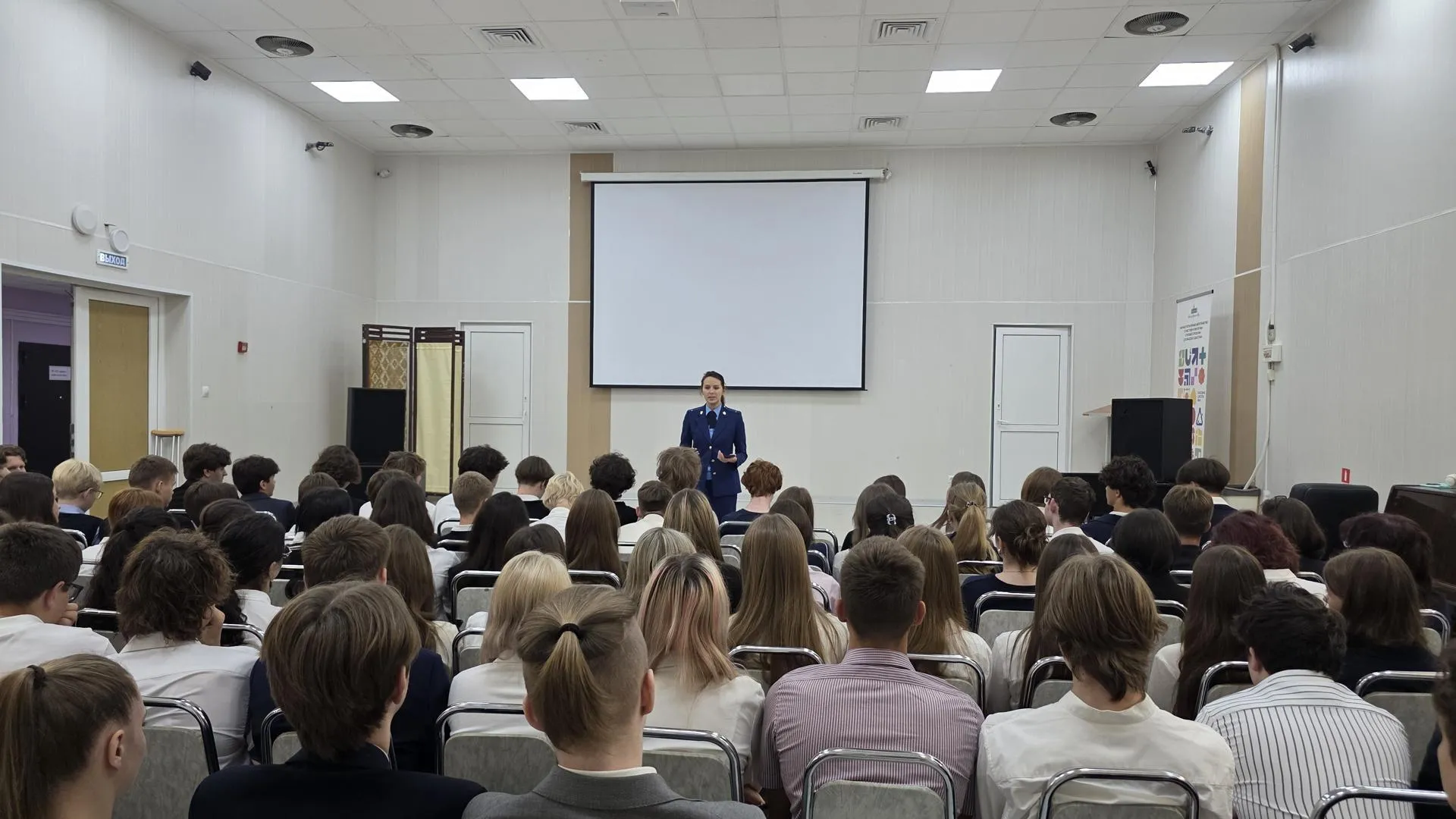 Сотрудница прокуратуры рассказала школьникам Химок о киберпреступлениях и способах защиты от них