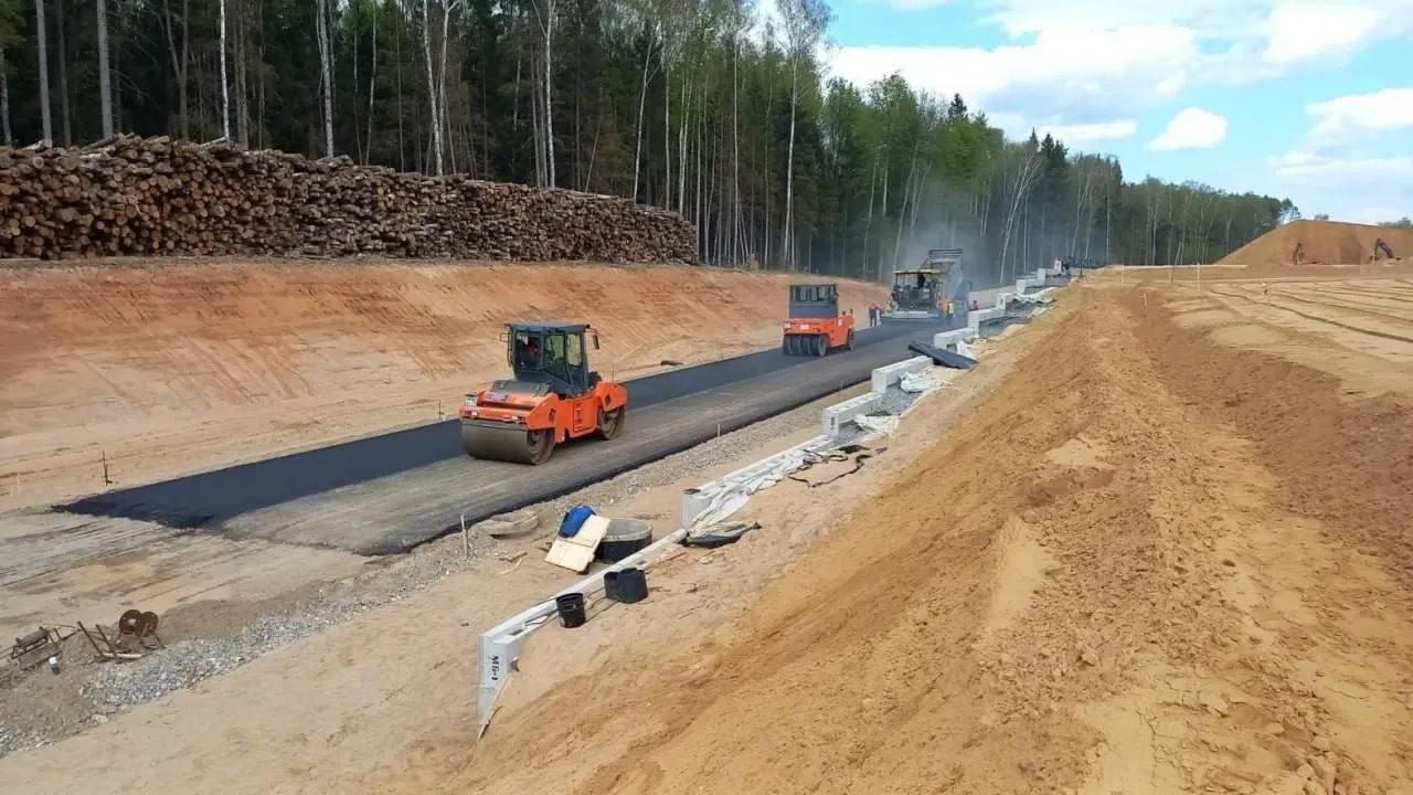 В Подмосковье приступили к бетонированию стоек опор моста через р Синичку