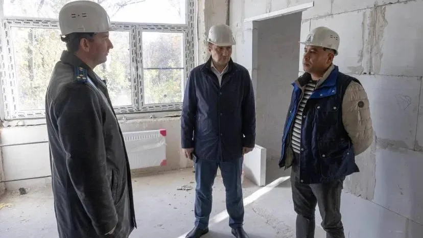 В Дзержинском прошел мониторинг хода капремонта городской поликлиники