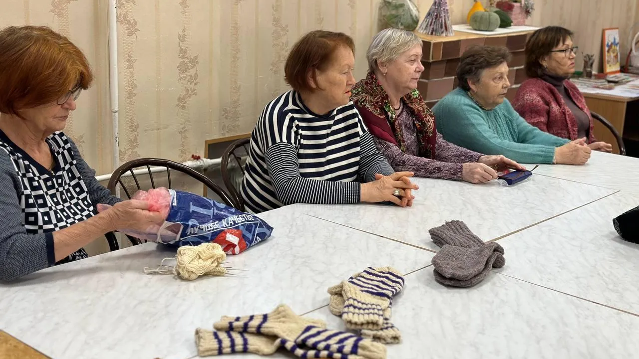 Долголетам из Балашихи передали шерстяные нитки для вязания носков для бойцов СВО