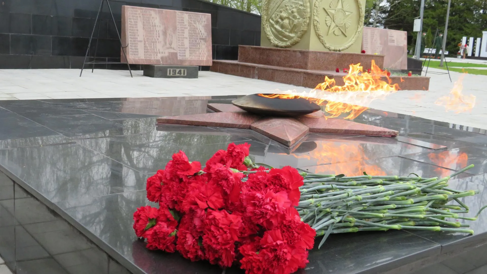 Цветы и венки возложили к мемориалу в деревне Красногорска в День Победы