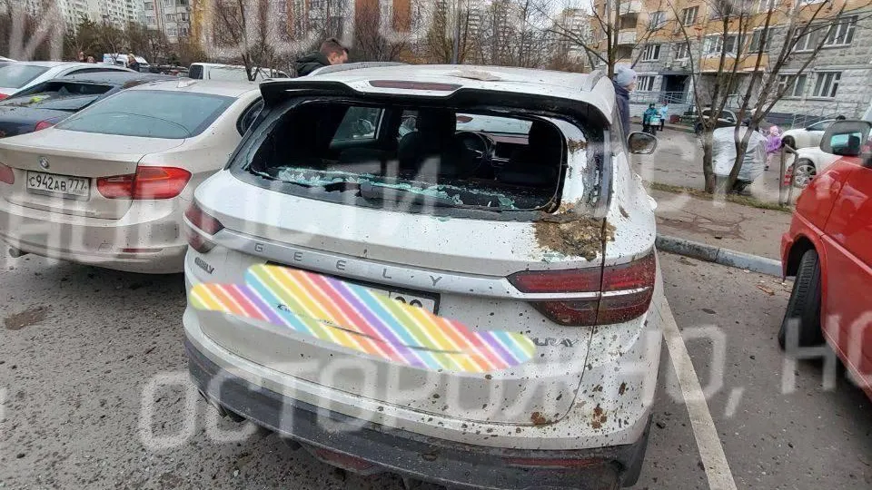 Повреждены окна домов и автомобили: последствия обрушения при разборе «Снежкома»