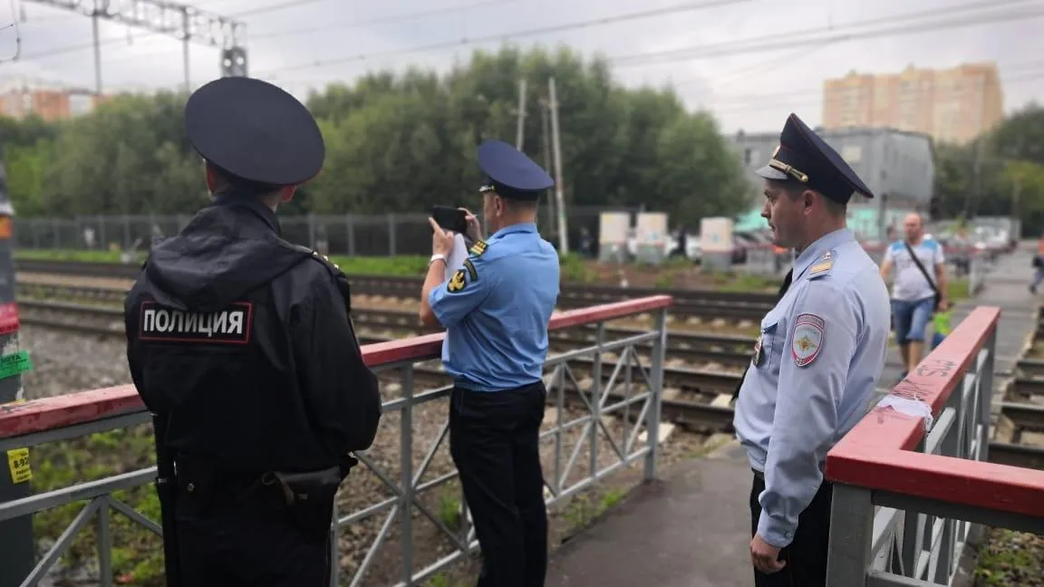 Восемь нарушителей перехода через ж/д пути выявили на станции Силикатная в Подольске
