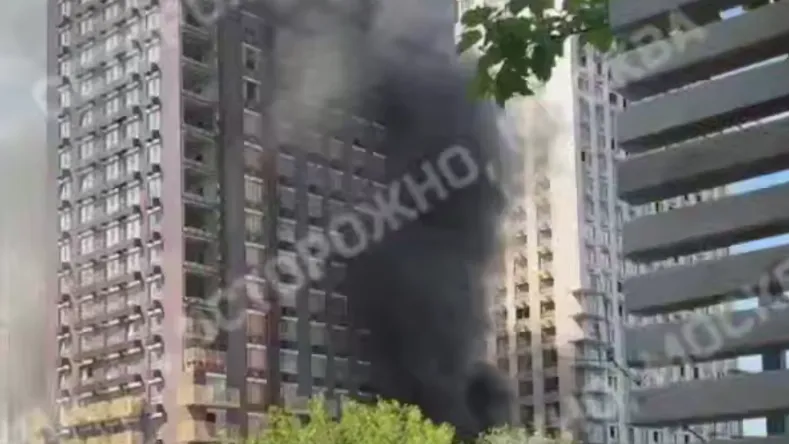 Спасена часть рабочих, застрявших в горящем здании на севере Москвы