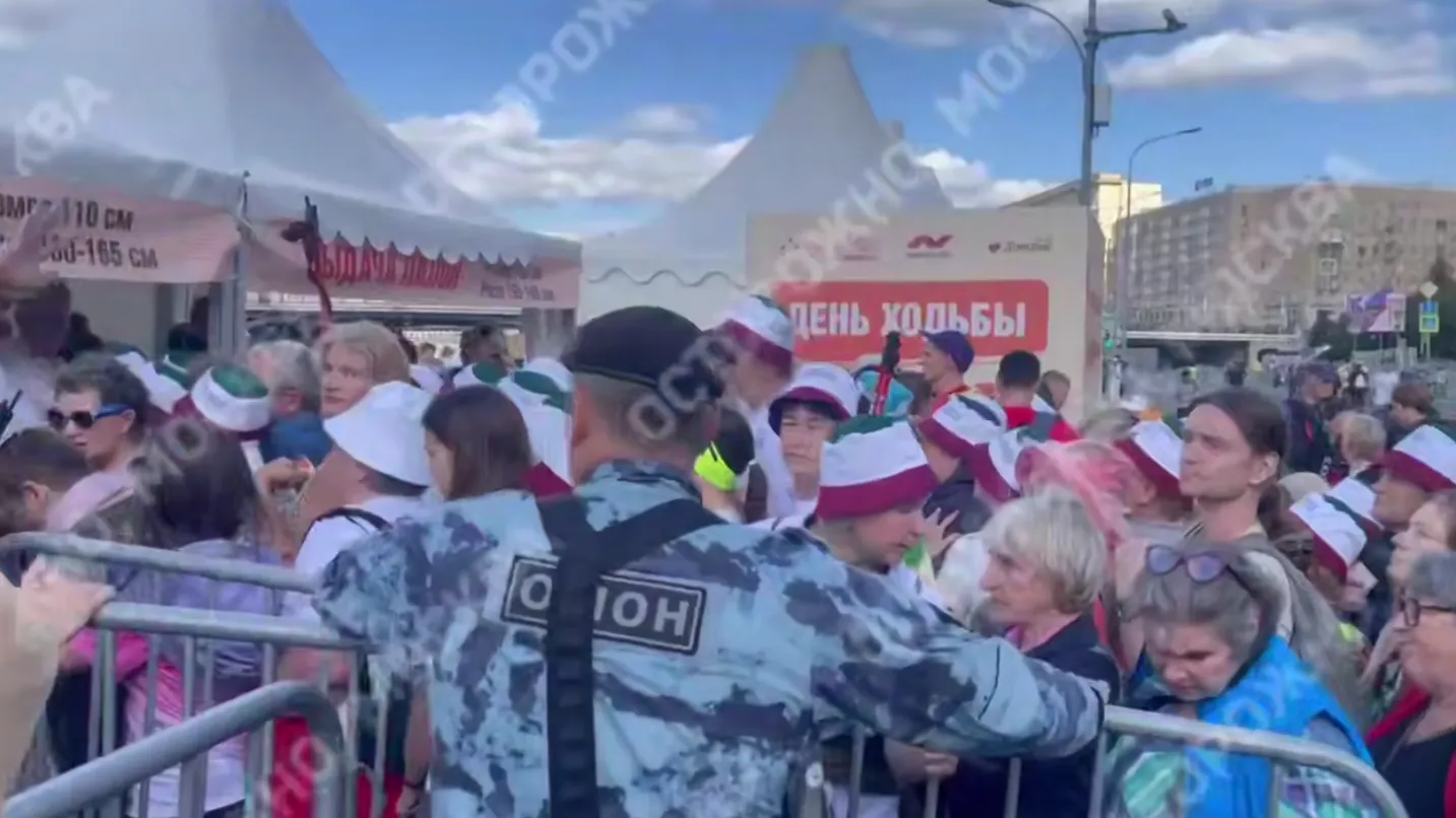 Москвичи устроили давку из-за бесплатных палок для ходьбы на пешем марафоне