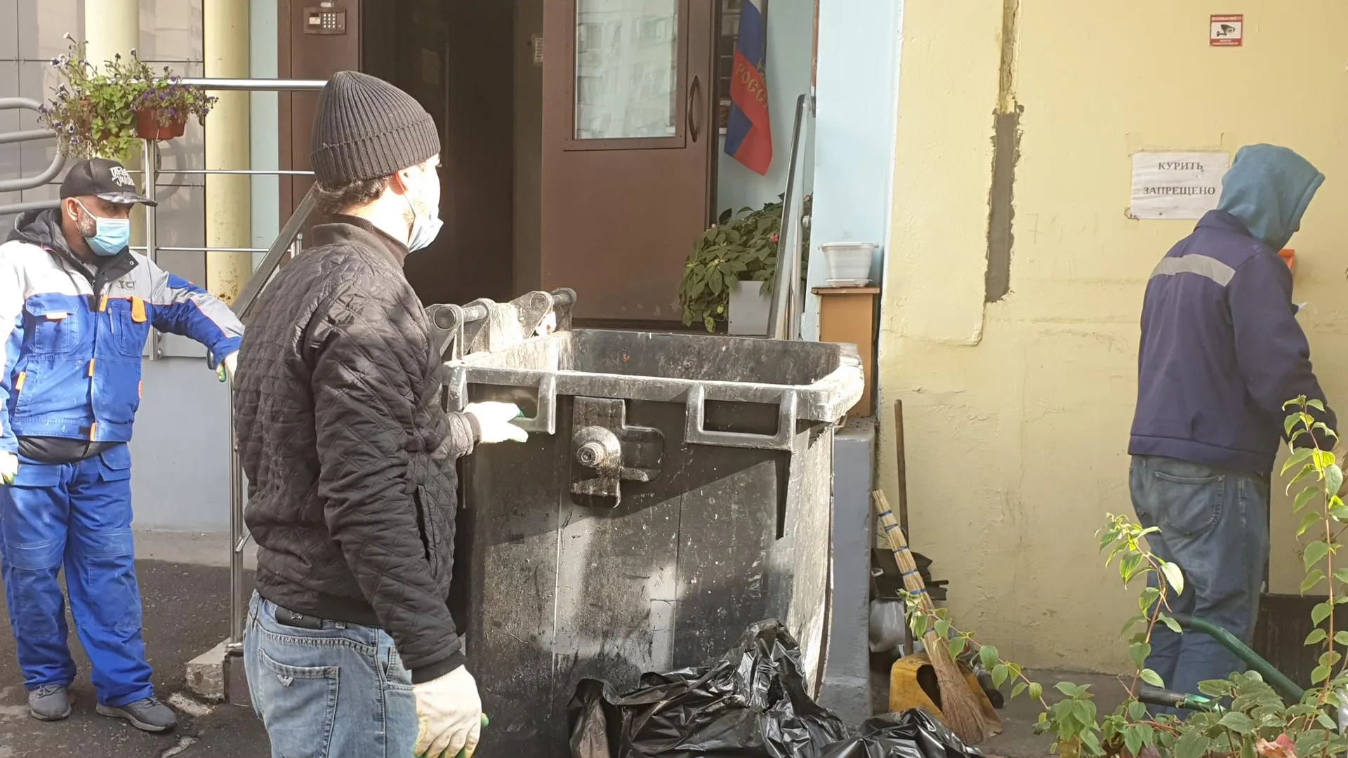 В Красногорске приступили к уборке мусорных завалов в одном из домов по Ильинскому шоссе