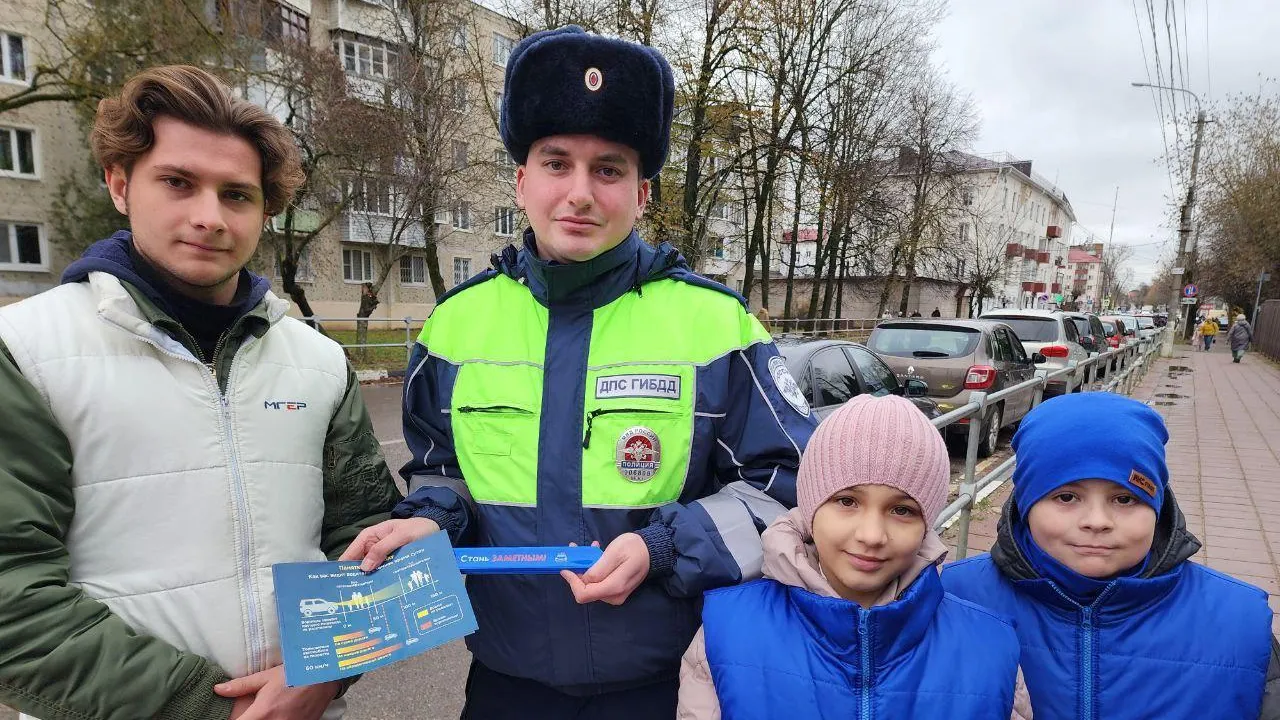 Школьникам Солнечногорска раздали световозвращающие элементы