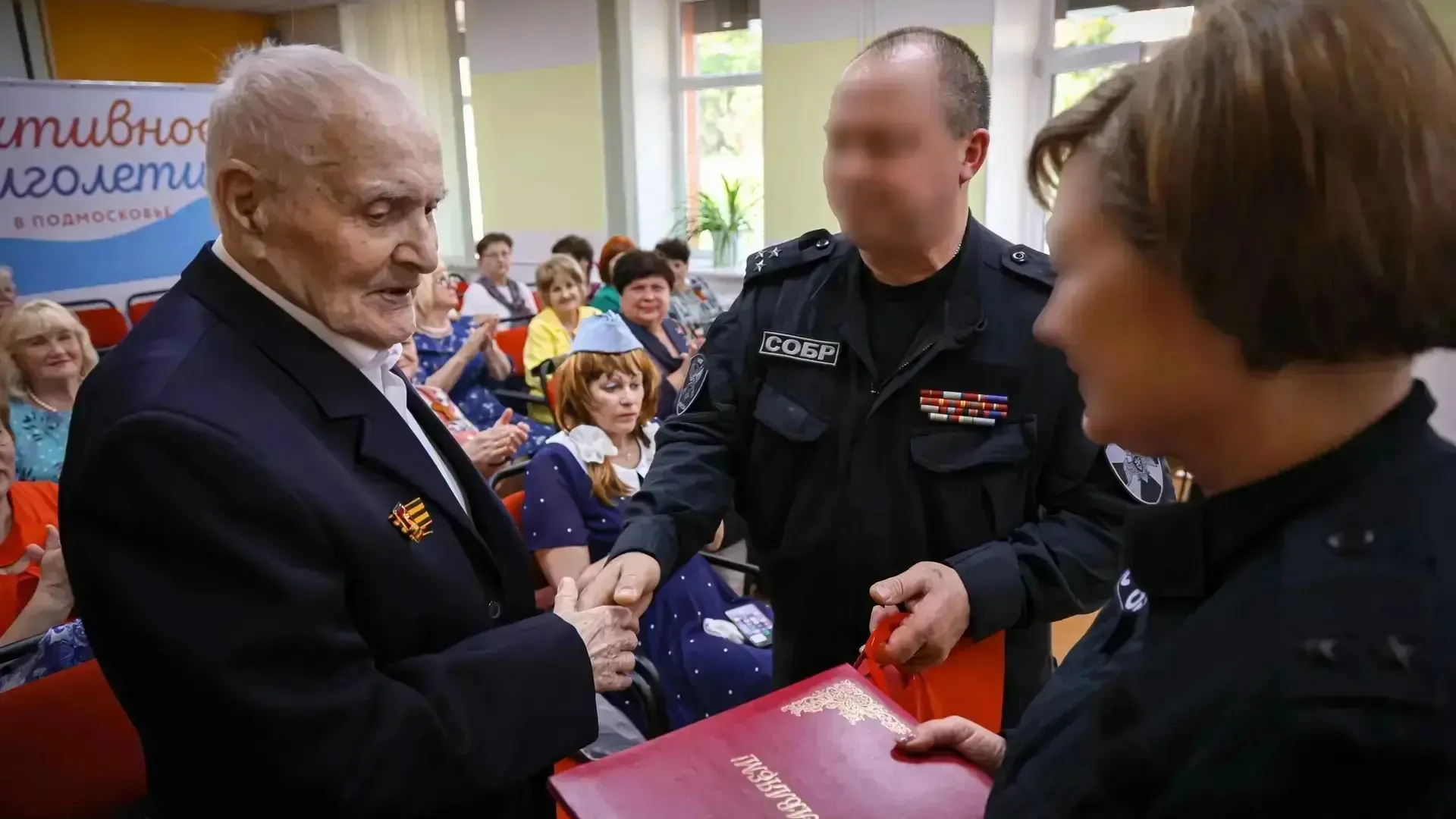 Росгвардейцы в Подмосковье поздравили ветерана Великой Отечественной войны с Днем Победы