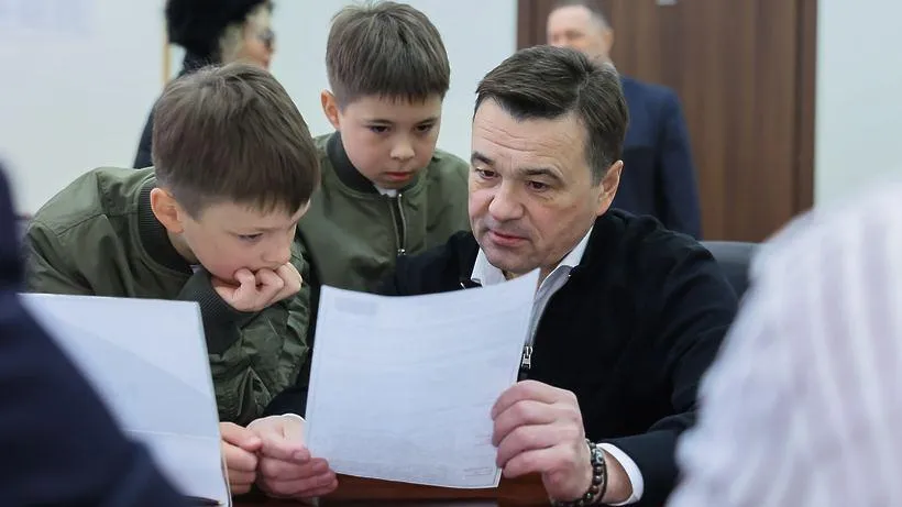 Андрей Воробьев вместе с семьей проголосовал на выборах президента РФ