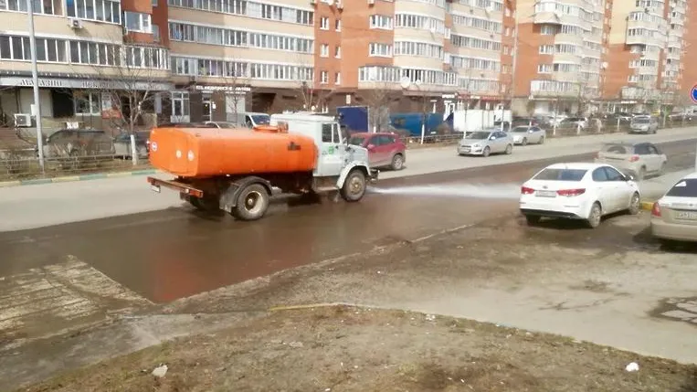 Глава Котельников поручила коммунальщикам тщательнее проводить влажную уборку улиц
