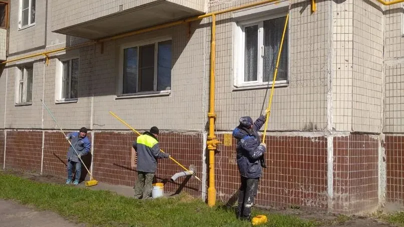 Территорию микрорайона Климовск в Подольске продолжают очищать от мусора