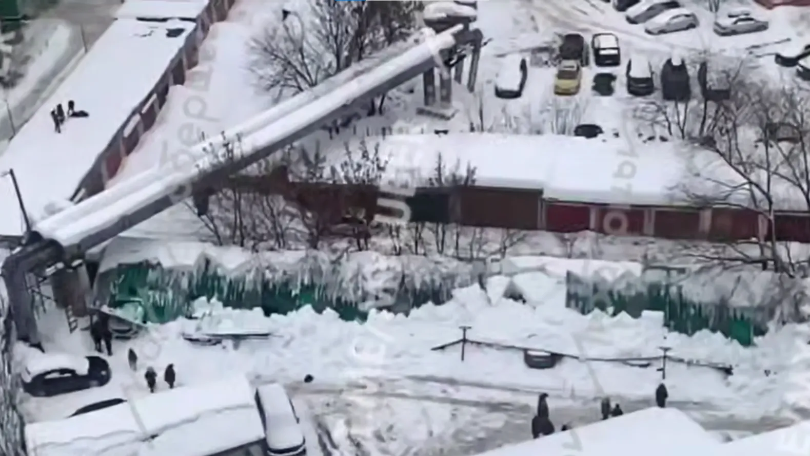 Завалило около 30 машин: на стоянке в Люберцах рухнула крыша