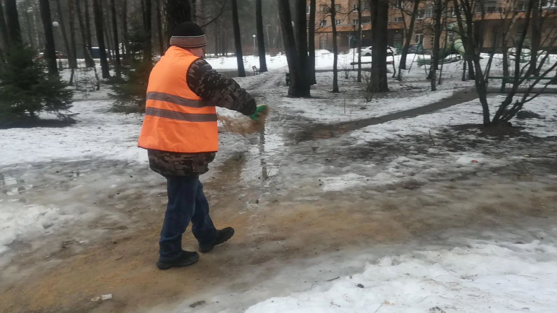 Коммунальщики в Протвине стараются сохранить безопасность на зимних дорогах Подмосковья