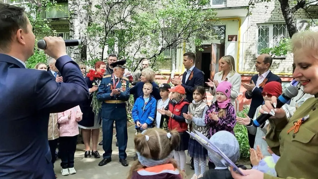 Депутат Мособлдумы поздравила ветерана ВОВ из Люберец с Днем Победы