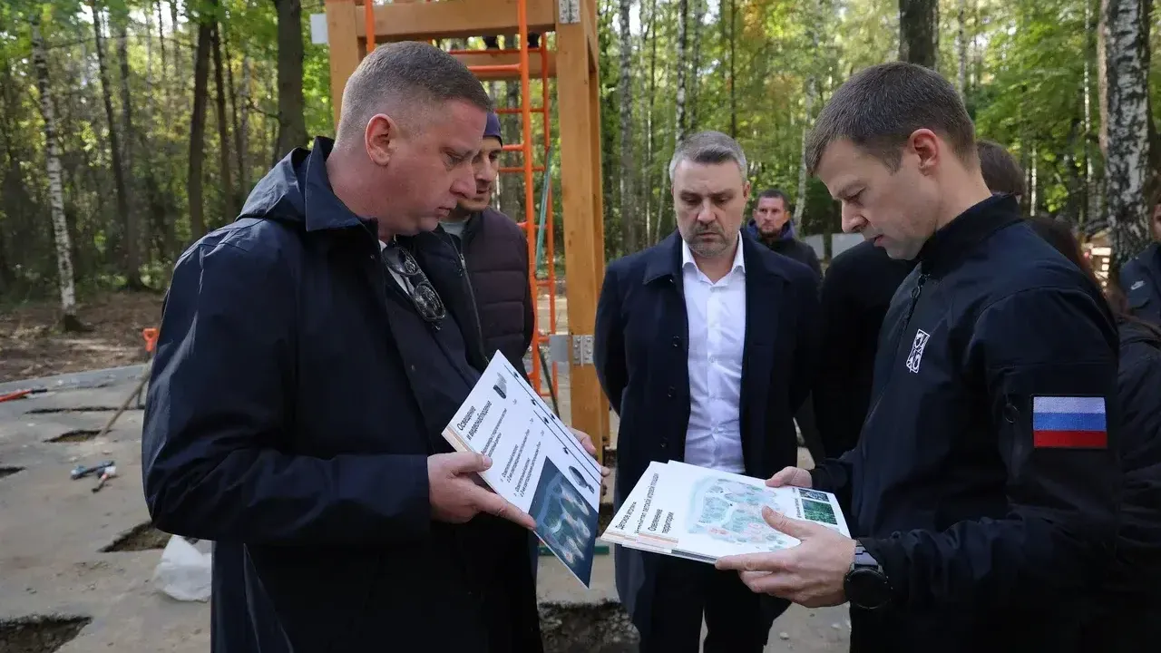 Глава Балашихи проверил строительство детской площадки в Ольгинском лесопарке