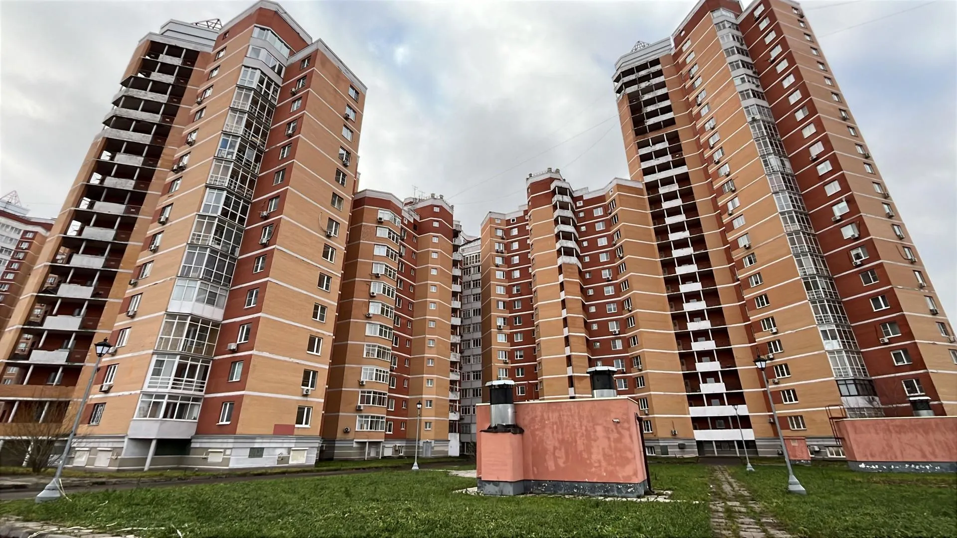 Жители района Куркино могут приобрести свыше 140 машино-мест на городских торгах