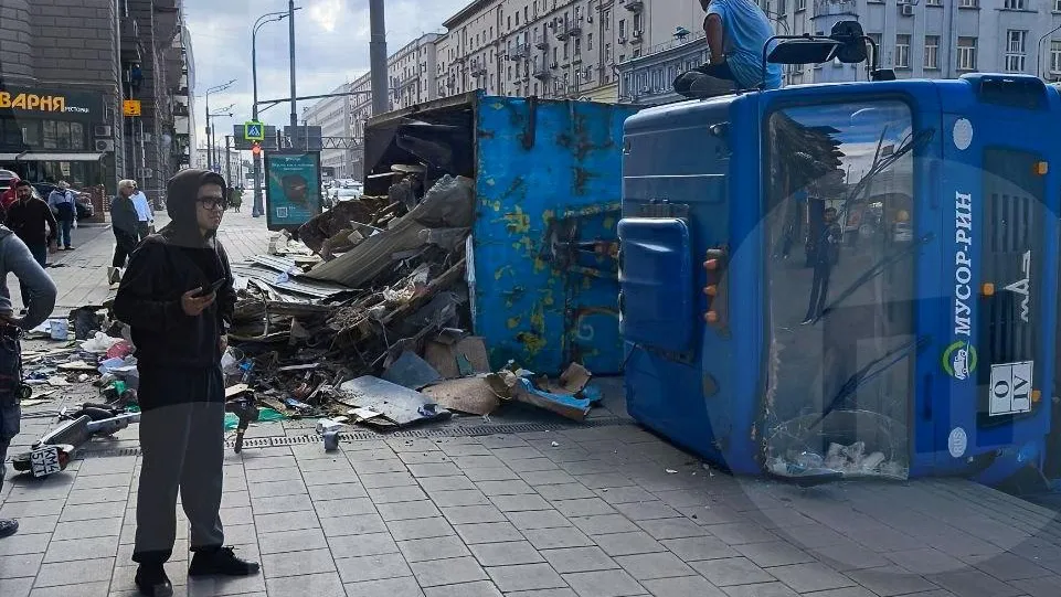 Не вписался в поворот: мусоровоз перевернулся на проспекте Мира в Москве
