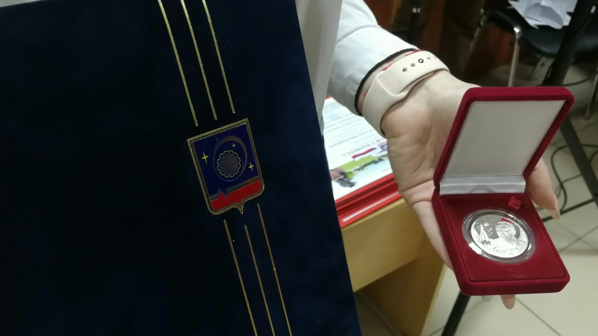 Полицейским в Королеве вручили сертификаты на жилье в честь профессионального праздника