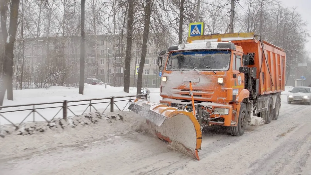 Более 680 единиц спецтехники убирают снег на региональных дорогах Подмосковья