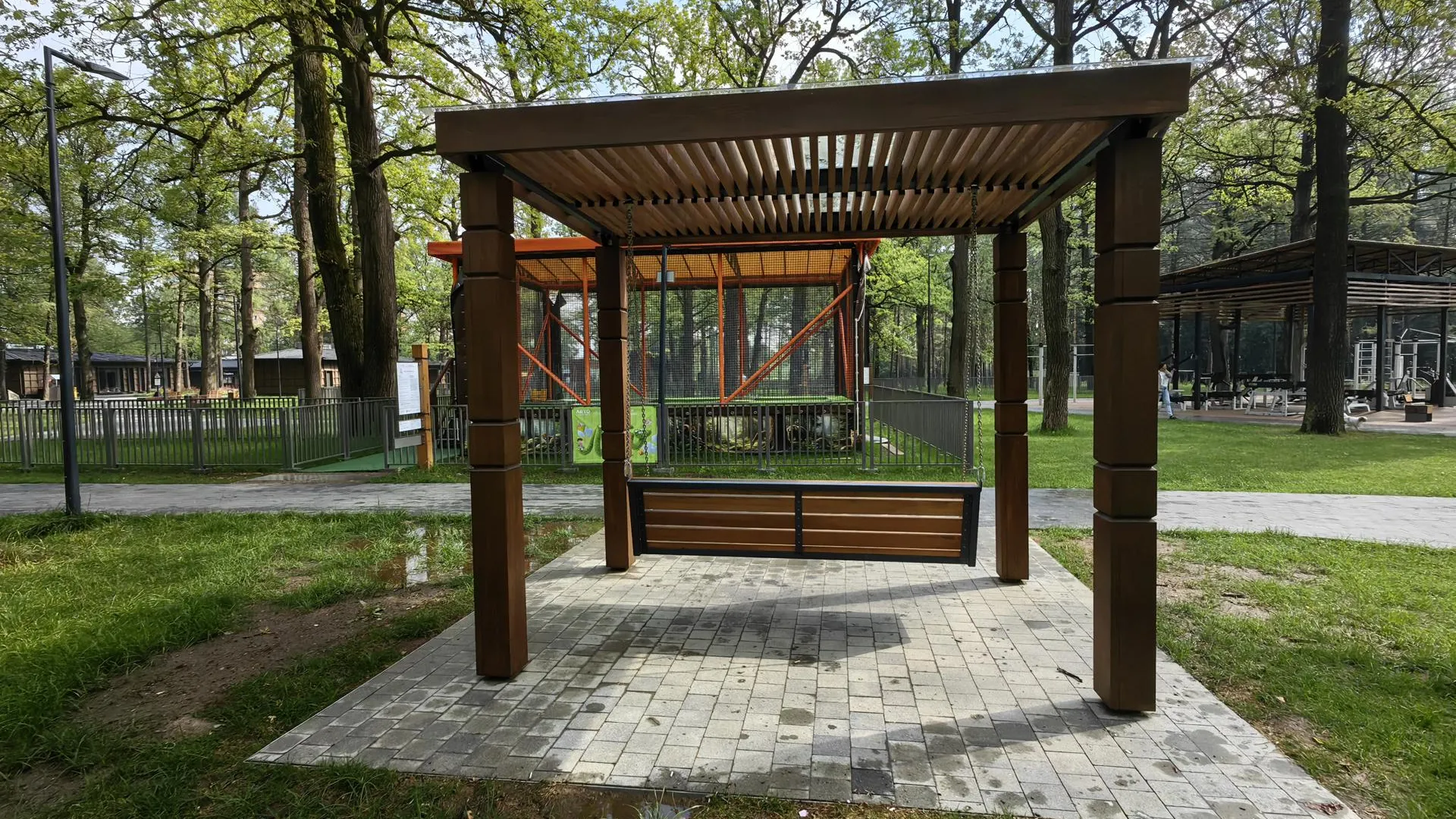 В парке «Дубрава» Подольска установили новые тренажеры, качели, батуты и лавочки