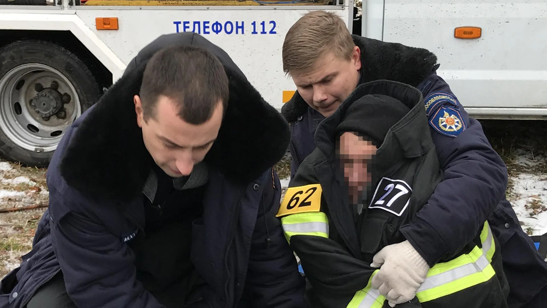 Спасатели вытащили провалившегося под лед рыбака в Луховицах