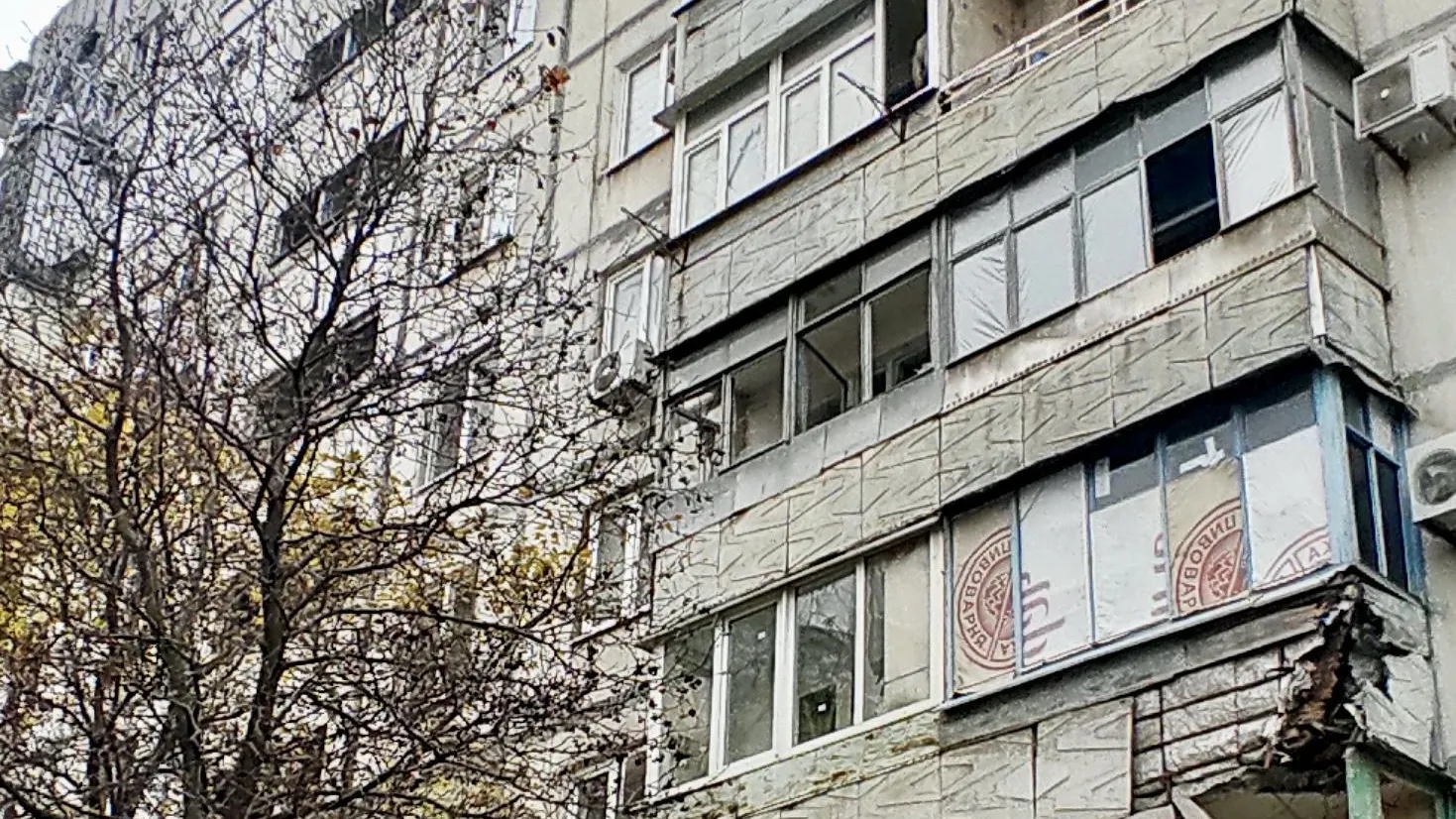 Подмосковные строители восстанавливают девятиэтажку в Мариуполе после разрушений