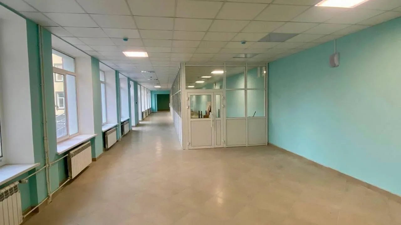 Подмосковные строители восстановили школу для 700 учеников в Мариуполе