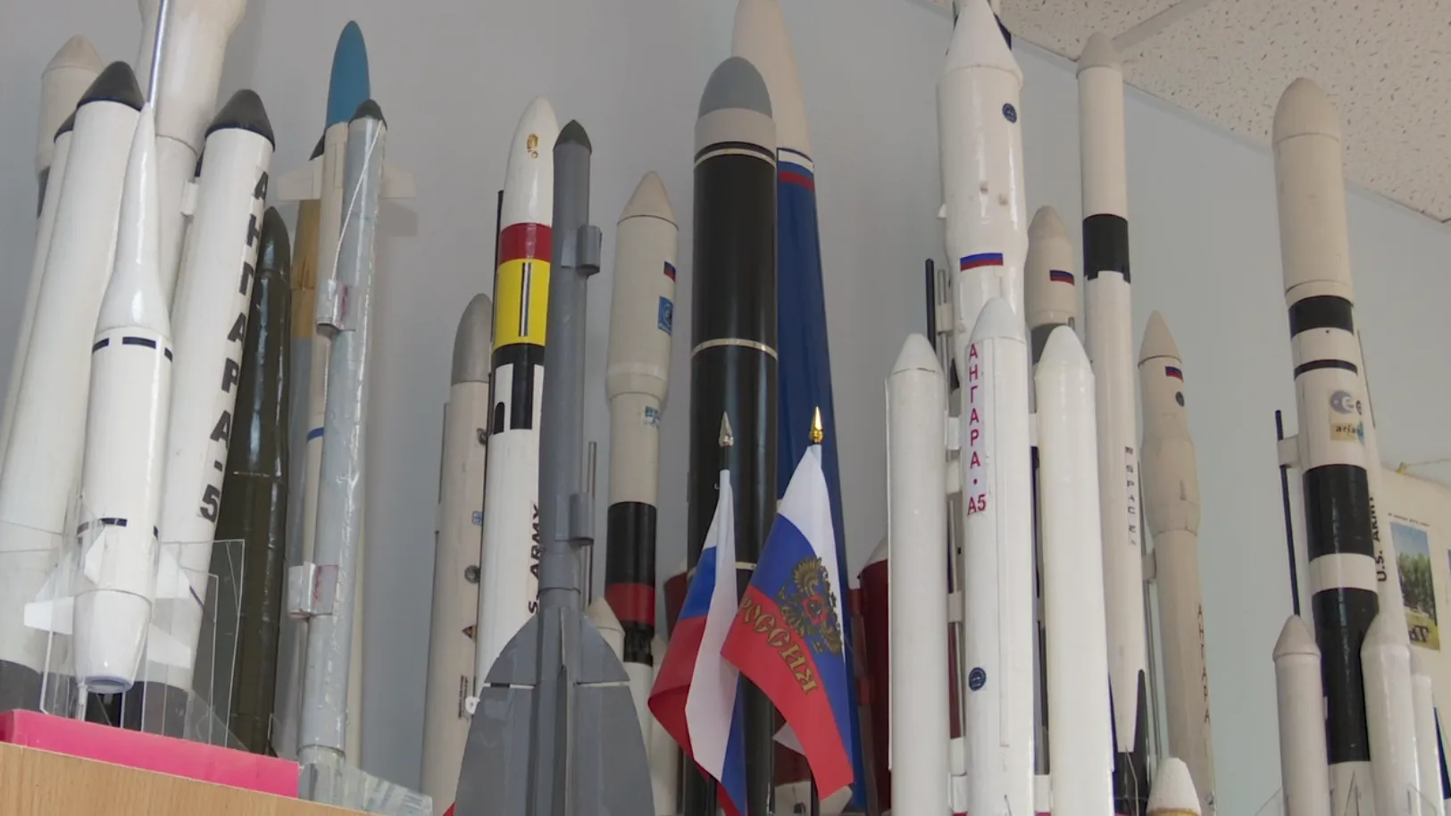 В Клину дети собирают модель космического корабля «Спейс Икс»