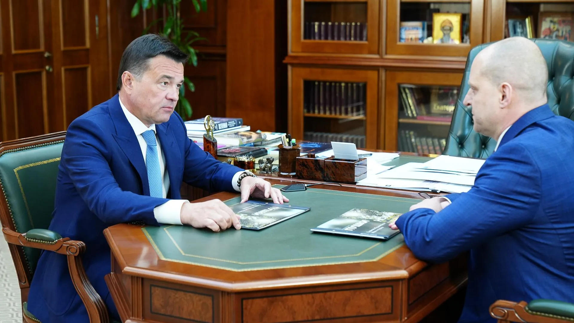Воробьев поручил Красноцветову информировать жителей о расселении аварийного жилья