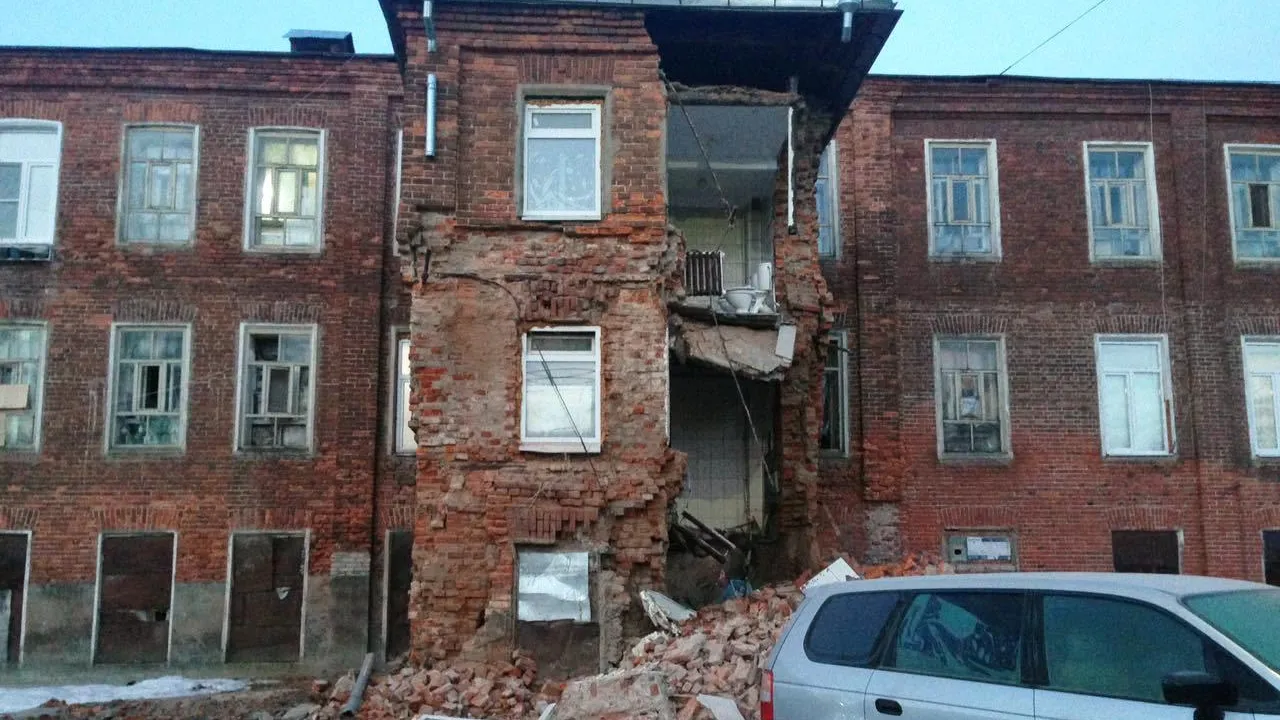 В Подмосковье обрушилась стена в здании общежития