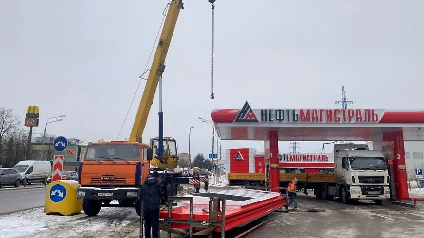 В Подольске начали переносить рекламную стелу АЗС на старом Симферопольском шоссе