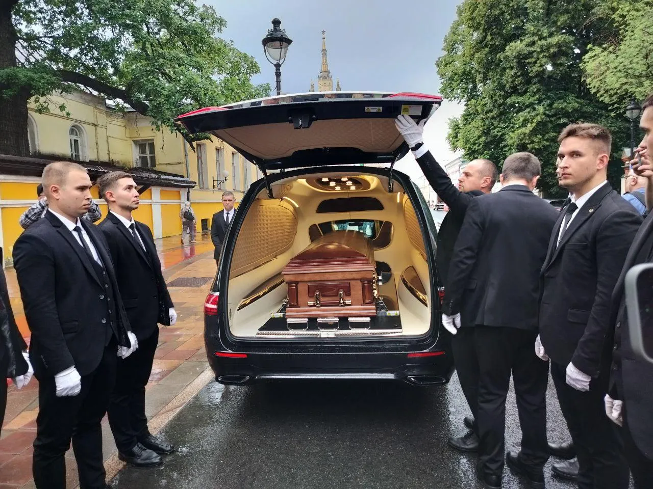 Церемония прощания с режиссером Александром Миттой