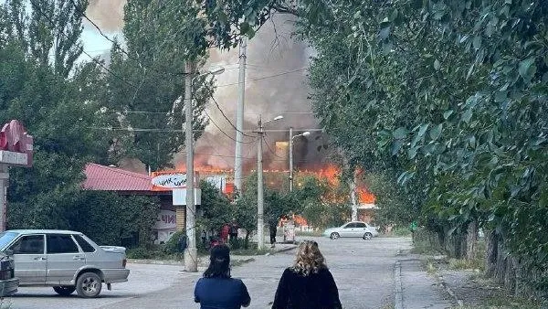 Жилой дом пострадал при обстреле торгового центра «Галактика» в Донецке
