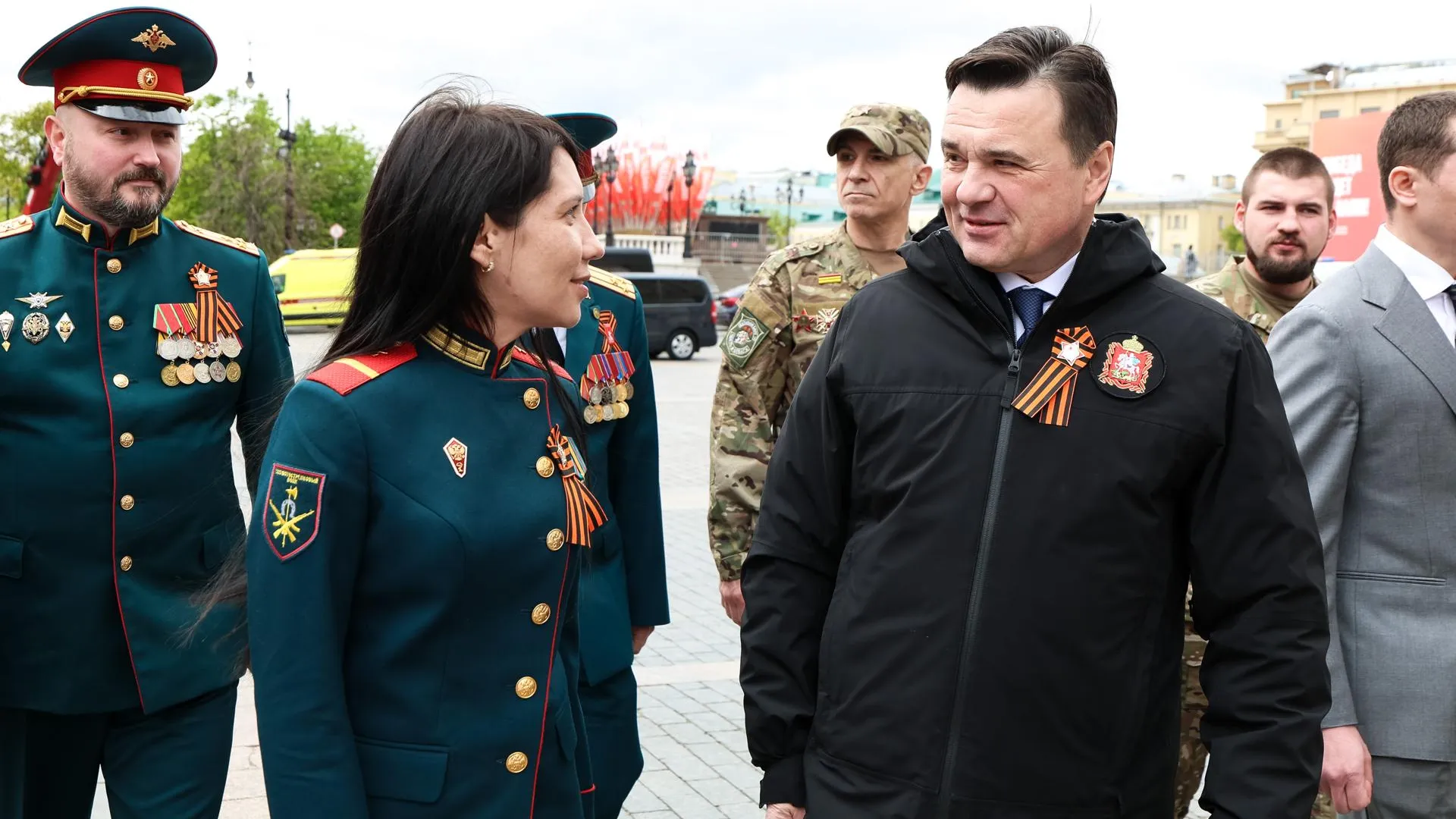 Воробьев вместе с бойцами СВО возложил цветы к Могиле Неизвестного Солдата