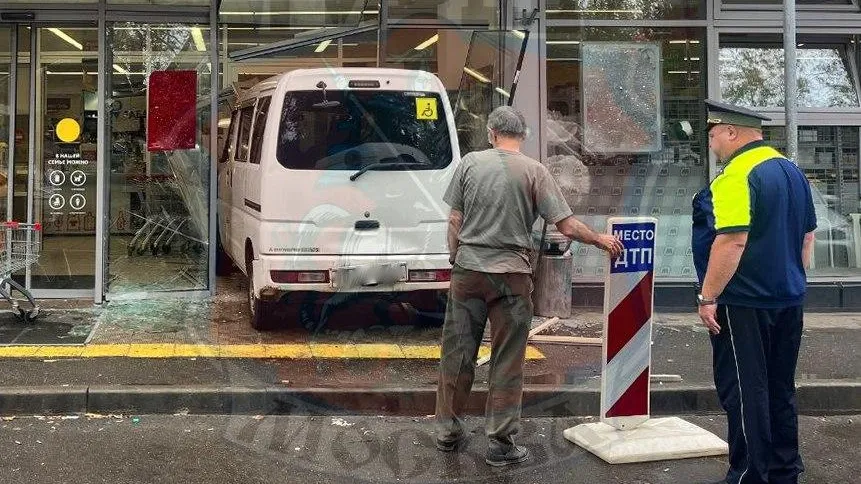 Водитель Mitsubishi наехал на пешехода и протаранил магазин в Москве