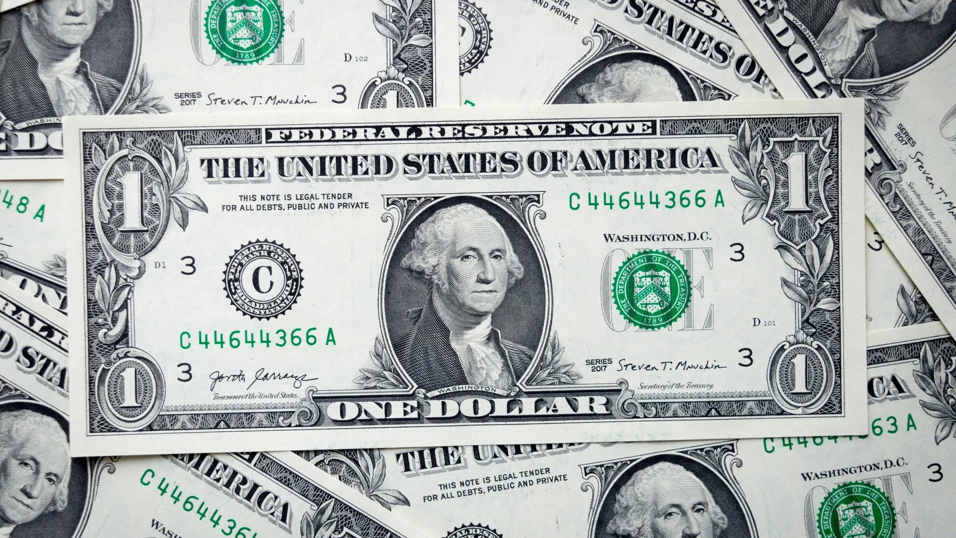 «Страна»: Нацбанк Украины продал на валютном рынке рекордные 5,3 млрд долларов
