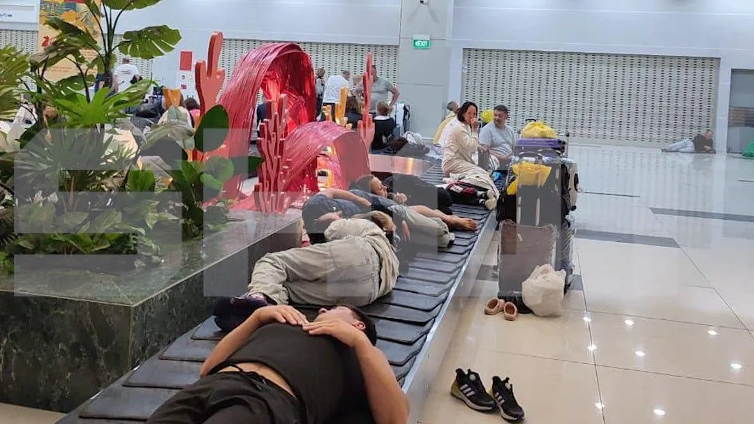 Россияне бунтуют в аэропорту Фукуока после возврата самолета в воздушную гавань