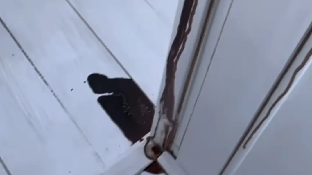 «Чуть инфаркт не получила»: якутянка увидела текущие с потолка реки крови